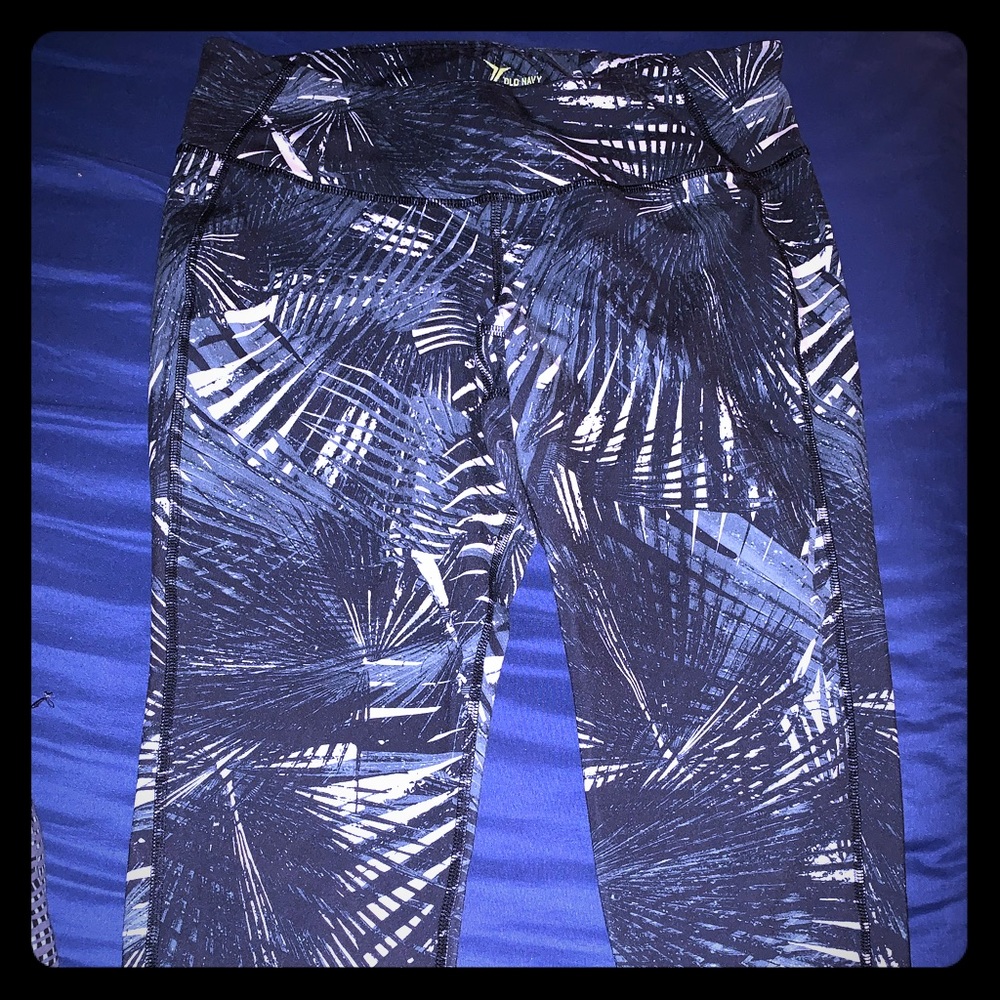 Green/white safari pattern old navy workout Capri